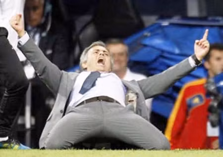 Kiểu xoạc ăn mừng bàn thắng nổi tiếng của Mourinho.