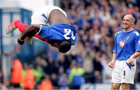 Pha ăn mừng bàn bàn thắng thường thấy của Lomana Lualua, cựu cầu thủ Newcastle và Portsmouth.