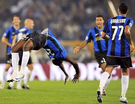 Victor Obinna trong màu áo Inter Milan.