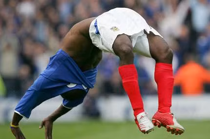 Pha ăn mừng bàn bàn thắng thường thấy của Lomana Lualua, cựu cầu thủ Newcastle và Portsmouth.