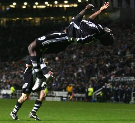 Cầu thủ Obafemi Martins với những pha nhào lộn trong màu áo Newcastle.