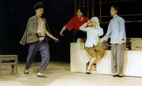 Tưởng Cần Cần (giữa - áo trắng quần vàng).
