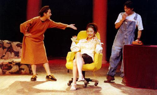 Triệu Vy (ngoài cùng bên trái).