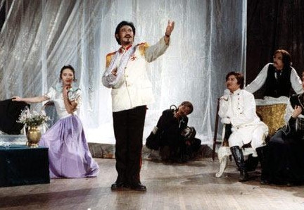 Diễn viên Khương Vũ (giữa).