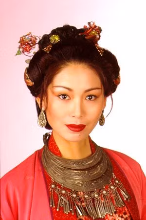 Phùng Hiểu Văn trong vai Tô Thuyên, phiên bản 1998 do TVB sản xuất. Phùng Hiểu Văn trong vai Tô Thuyên, phiên bản 1998 do TVB sản xuất.