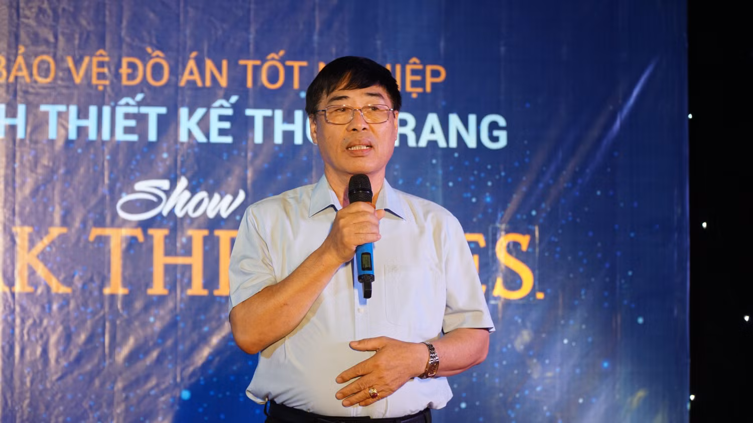 Tiến sĩ Đào Hải – Phó Hiệu trưởng Trường Đại học Hòa Bình chia sẻ cùng sinh viên tại lễ bảo vệ đồ án tốt nghiệp. (Ảnh: Phạm Minh)
