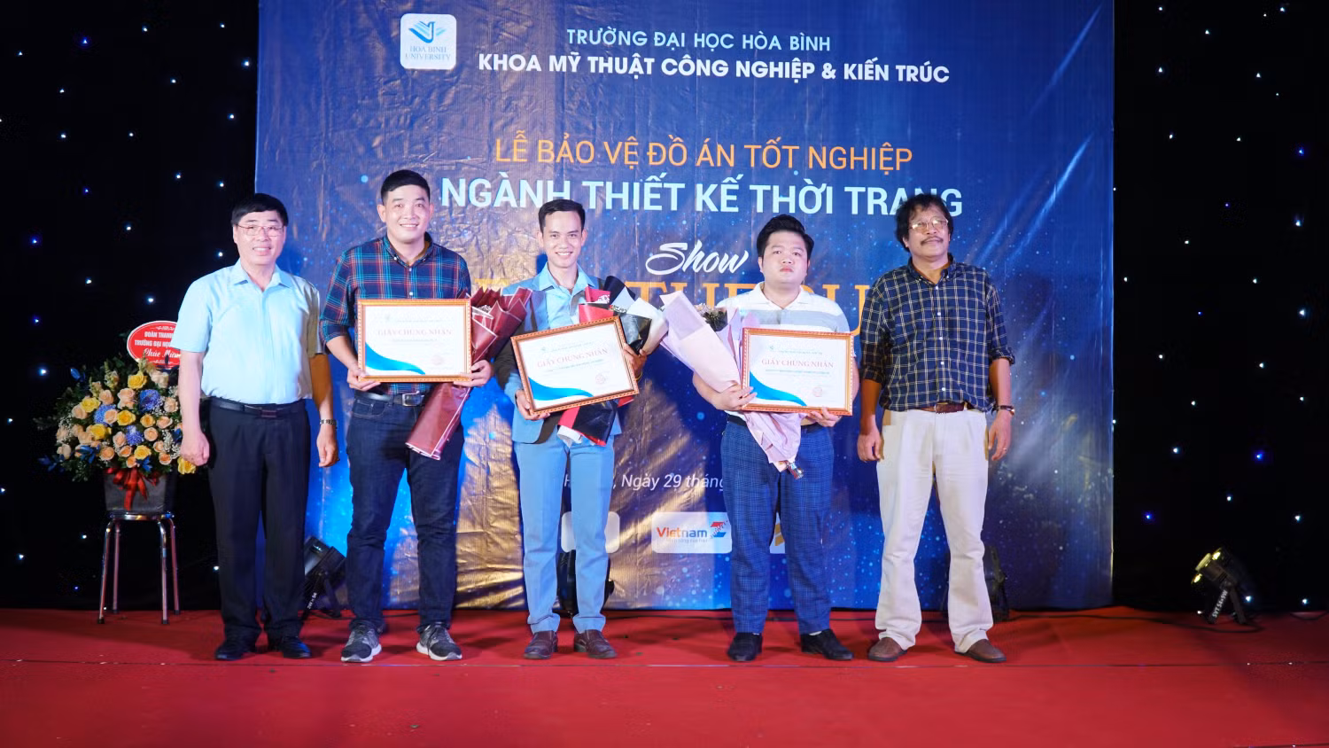 Tiến sĩ Đào Hải và Thạc sĩ Lê Văn Thân gửi lời cảm ơn đến các nhà tài trợ đã tài trợ cho Show diễn thời trang tốt nghiệp. (Ảnh: Phạm Minh)