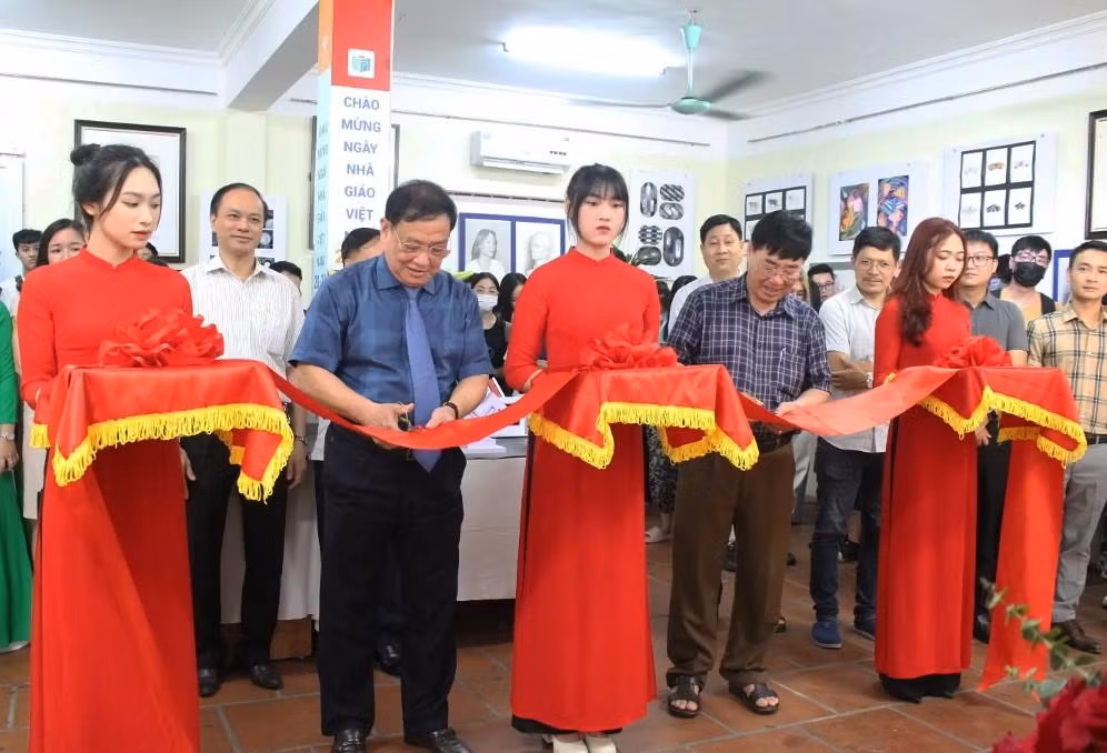 Trường Đại học Hòa Bình tổ chức Trưng bày Kết quả học tập Mỹ thuật cơ sở của sinh viên các khóa. (Ảnh: Linh Trang) Trường Đại học Hòa Bình tổ chức Trưng bày Kết quả học tập Mỹ thuật cơ sở của sinh viên các khóa. (Ảnh: Linh Trang)