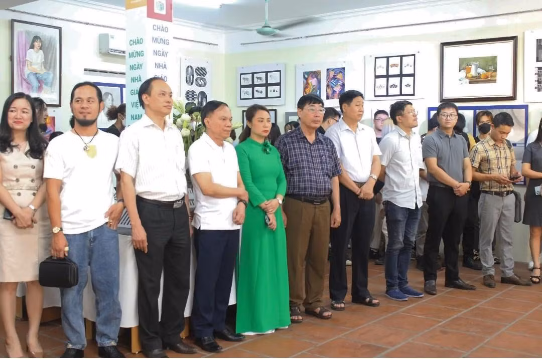 Các giảng viên, sinh viên Trường Đại học Hòa Bình tại không gian trưng bày Kết quả học tập Mỹ thuật cơ sở của sinh viên. (Ảnh: Linh Trang) Các giảng viên, sinh viên Trường Đại học Hòa Bình tại không gian trưng bày Kết quả học tập Mỹ thuật cơ sở của sinh viên. (Ảnh: Linh Trang)