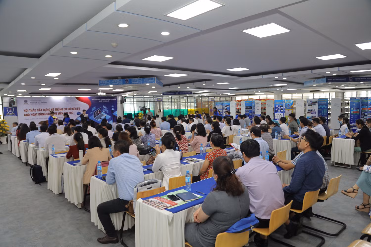 Hội thảo có sự tham gia của gần 200 đại biểu đến từ các trường đại học, cao đẳng và nhiều doanh nghiệp trên cả nước.