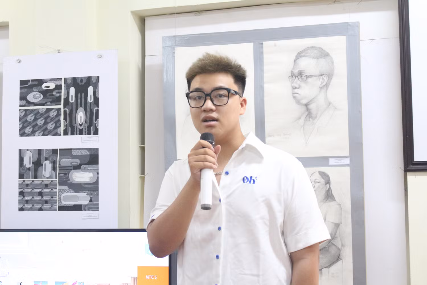 Bùi Đức Hoàng Hoàng - sinh viên năm hai chuyên ngành Thiết kế đồ họa chia sẻ niềm hân hoan, vui mừng trong buổi trưng bày. (Ảnh: Linh Trang) Bùi Đức Hoàng Hoàng - sinh viên năm hai chuyên ngành Thiết kế đồ họa chia sẻ niềm hân hoan, vui mừng trong buổi trưng bày. (Ảnh: Linh Trang)