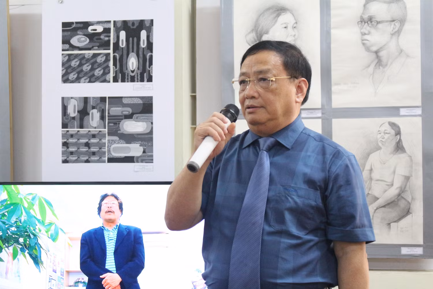 Phó Giáo sư, Tiến sĩ Tô Ngọc Hưng hoan nghênh, biểu dương tinh thần học tập của thầy trò khoa Mỹ thuật công nghiệp và Kiến trúc. (Ảnh: Linh Trang) Phó Giáo sư, Tiến sĩ Tô Ngọc Hưng hoan nghênh, biểu dương tinh thần học tập của thầy trò khoa Mỹ thuật công nghiệp và Kiến trúc. (Ảnh: Linh Trang)