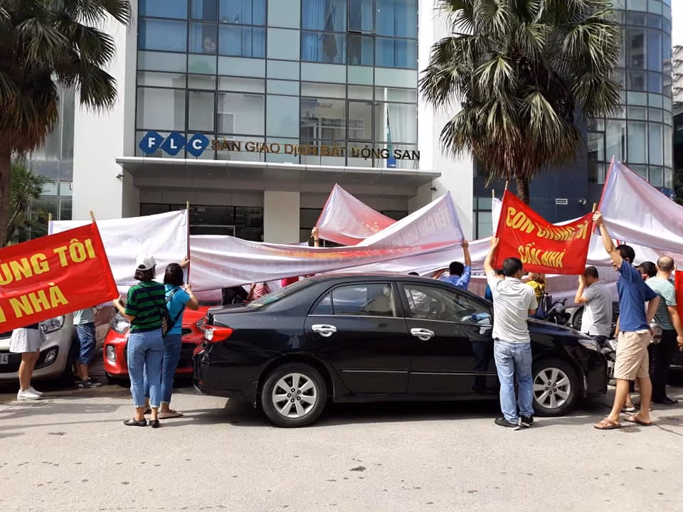 Nhiều cư dân mua nhà HH3 tập trung trước cửa trụ sở Tập đoàn FLC mang theo băng-rôn, khẩu hiệu yêu cầu FLC trả nhà cho cư dân và thực hiện đúng hợp đồng cam kết. Ảnh: NVCC.