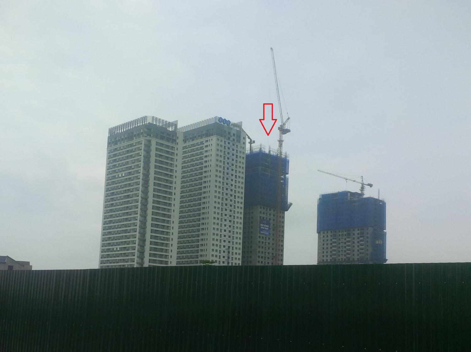 Tòa nhà HH3 mới cất nóc vào giữa tháng 7/2018, trong khi cam kết bàn giao nhà vào quý 4/2017. Ảnh: NVCC. Tòa nhà HH3 mới cất nóc vào giữa tháng 7/2018, trong khi cam kết bàn giao nhà vào quý 4/2017. Ảnh: NVCC.