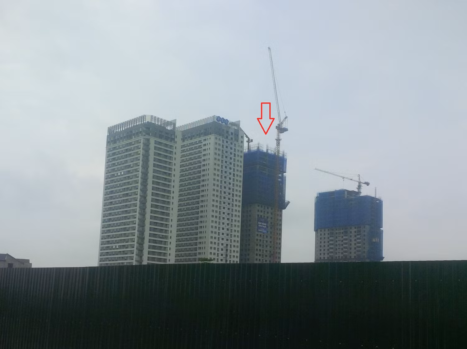 Tòa nhà HH3 mới cất nóc vào giữa tháng 7/2018, trong khi cam kết bàn giao nhà vào quý 4/2017. Ảnh: NVCC.