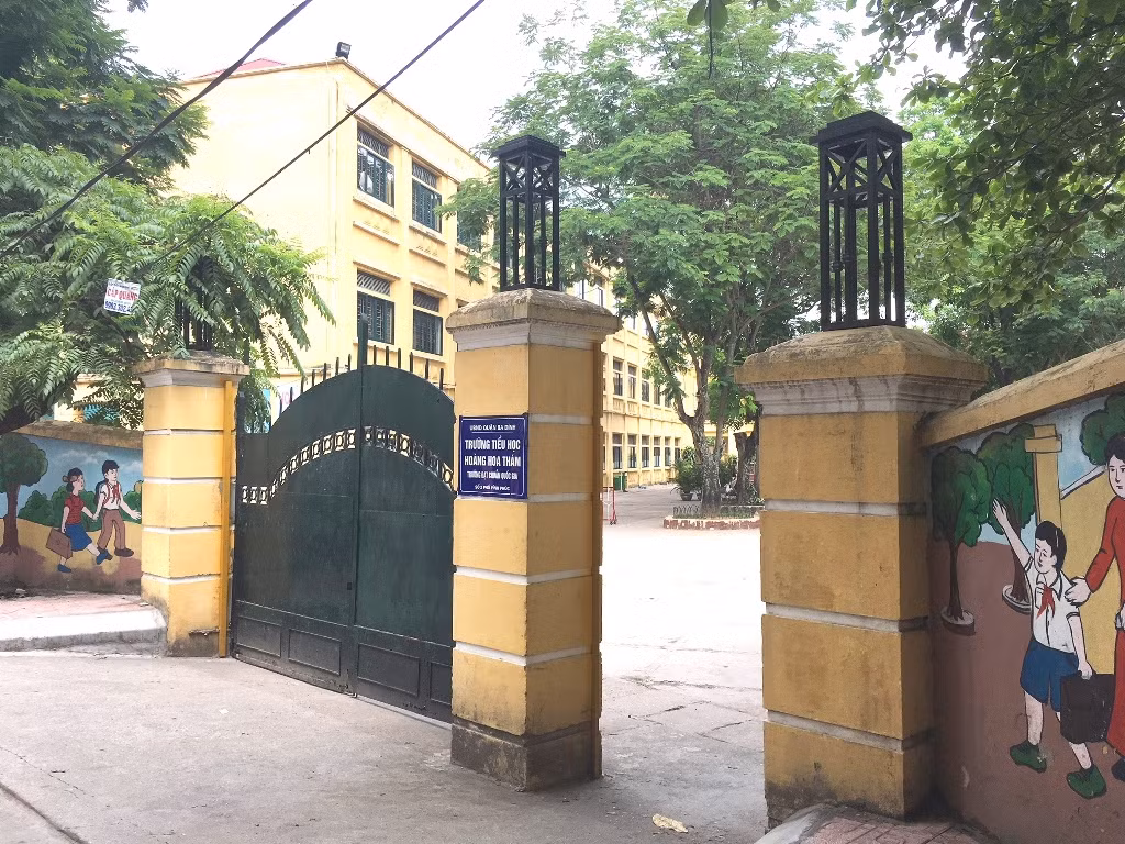 Trường tiểu học Hoàng Hoa Thám, nhiều năm liền giáo viên bị nhà trường bớt xén tiền dạy 2 buổi, chế độ dạy thêm giờ, o ép giáo viên phải nghỉ học. Ảnh: Vũ Phương.