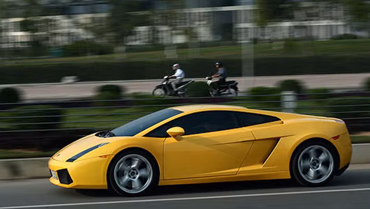 9. Lamborghini Gallardo. Những siêu xe “đỉnh” nhất của Lamborghini đều đã xuất hiện tại Việt Nam. Tuy nhiên, khi nói đến các siêu xe đình đám, người ta không thể không nhắc tới Lamborghini Gallardo. Đây là “chú bò” đầu tiên về Việt Nam vào tháng 5/2007 và mở đầu cho “mốt” chơi siêu bò của các đại gia Việt.