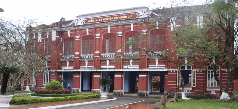 Trường trung học phổ thông Quốc học Huế với hàng trăm năm tuổi nằm bên dòng sông Hương thơ mộng của đất cố đô.