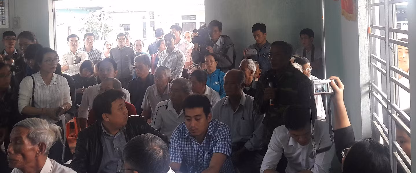 Cuộc đối thoại giữa ông Hồ Kỳ Minh, Phó Chủ tịch Ủy ban nhân dân thành phố Đà Nẵng và người dân sống xung quanh hai nhà máy thép sẽ được tiếp tục vào chiều ngày 28/2. Ảnh: TT