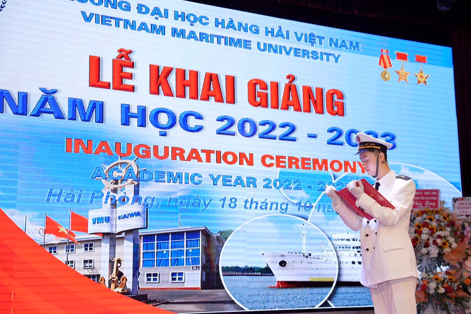 Tân sinh viên thực hiện nghi lễ truyền thống của nhà trường (Ảnh: LT)