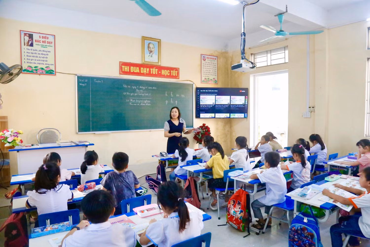 Cô giáo Nguyễn Thị Thu Hương, Phó hiệu trưởng Trường Tiểu học Tuấn Việt (huyện Kim Thành) đang dạy tăng thêm 13 tiết/tuần (Ảnh: LT)