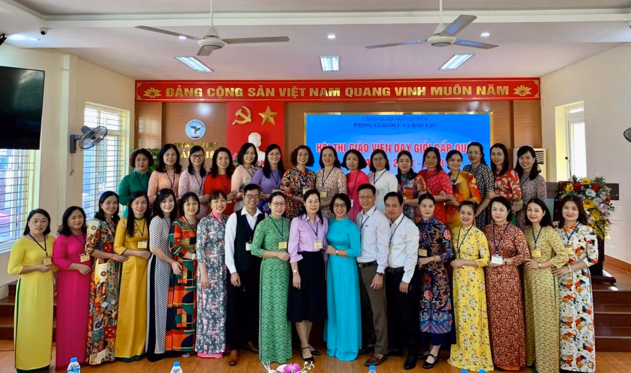 Ban giám khảo chụp ảnh cùng các giáo viên dự thi (Ảnh: LT)