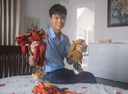 Trần Nguyên Khoa với bộ sưu tập huy chương danh giá của mình tại các cuộc thi (ảnh: P.L)