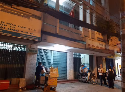 Học sinh đứng chờ phụ huynh đến đón trước cửa trung tâm, sau giờ học thêm tối 25/9 (ảnh: P.L)