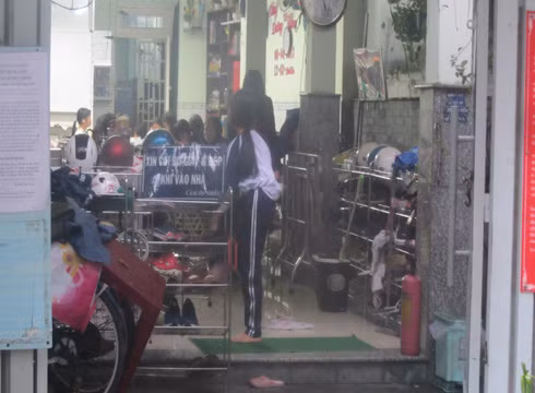 Bên trong cơ sở dạy thêm 215/9 Huỳnh Văn Bánh, rất đông học sinh đang theo học (ảnh: P.L) Bên trong cơ sở dạy thêm 215/9 Huỳnh Văn Bánh, rất đông học sinh đang theo học (ảnh: P.L)