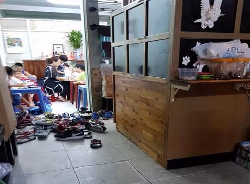 Cô giáo này đang dạy thêm cho rất đông học sinh tiểu học ở địa chỉ 10A Tân Canh (ảnh: P.L)