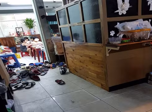 Các em học sinh tiểu học ngồi học bằng những chiếc bàn ghế nhựa kê san sát nhau (ảnh: P.L)