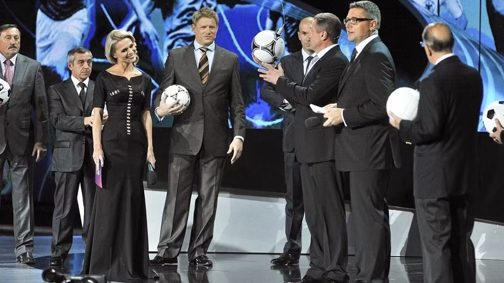 Các cựu danh thủ với trái bóng chính thức của EURO 2012. Các cựu danh thủ với trái bóng chính thức của EURO 2012.