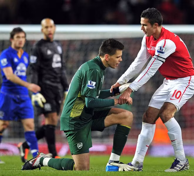 … Van Persie cố gắng nâng đồng đội đứng dậy.