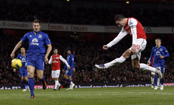 Khi Arsenal bế tắc và bỏ lỡ những cơ hội có được, Van Persie đã kịp thời lên tiếng với một cú bắt volley chuẩn xác.