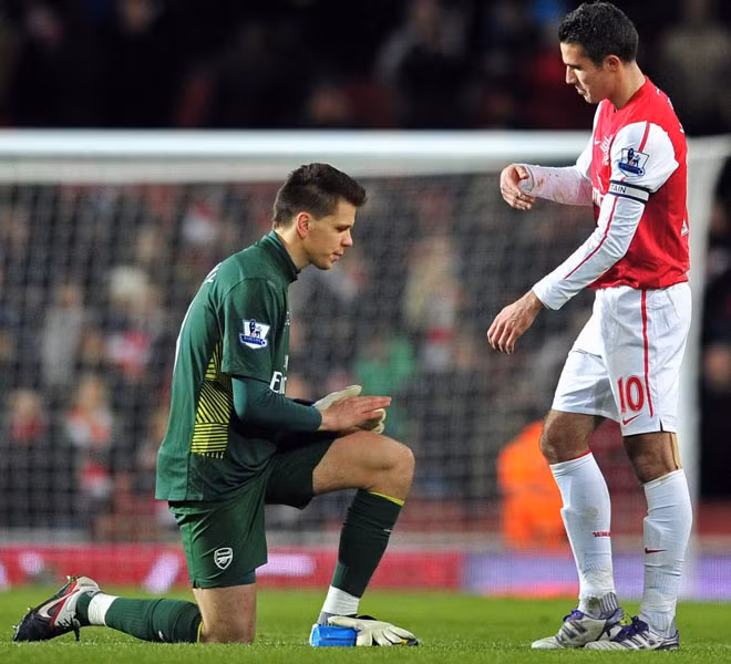 Trong khi đó, thủ môn Szczesny có cách “tạ ơn” người đồng đội rất đặc biệt: Anh quỵ gối, tháo găng…