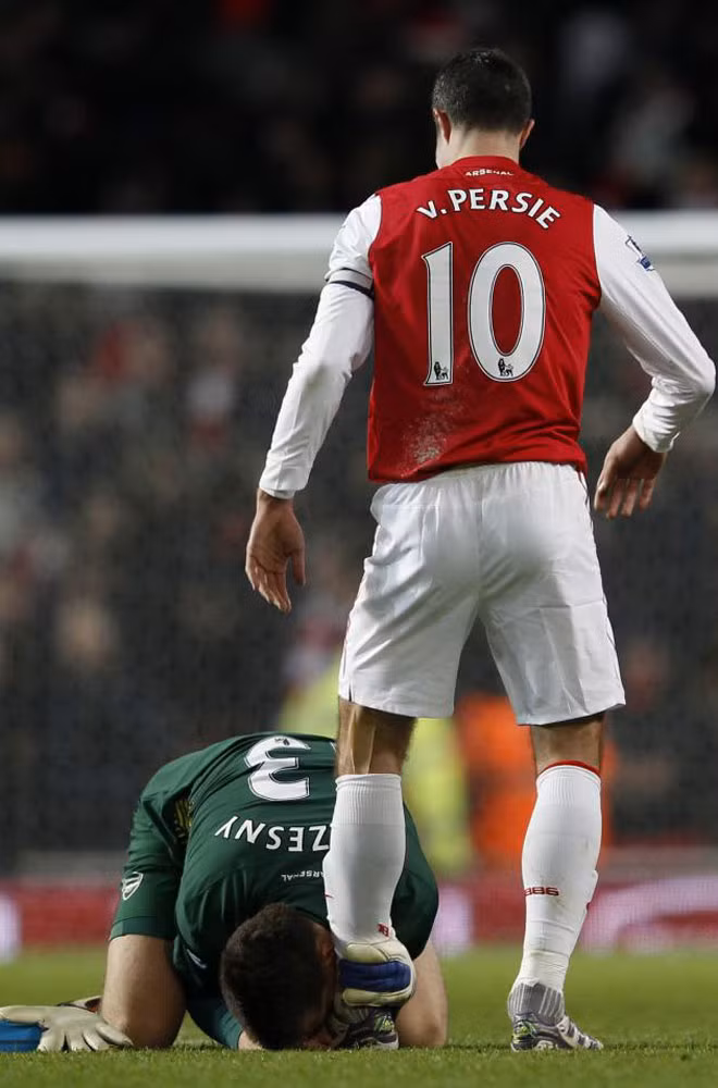 Nhưng thủ thành người Ba Lan vẫn cúi xuống để hôn lên chiếc giày may mắn của Van Persie.