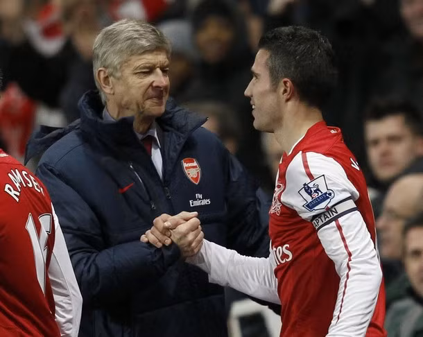 Chân sút 28 tuổi chia vui cùng ông thầy Wenger.