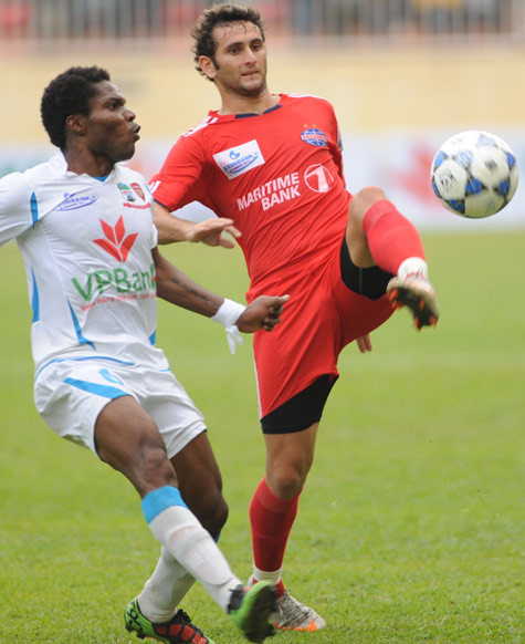 Leandro (phải) luôn được coi là ngoại binh sáng giá nhất tại V-League.