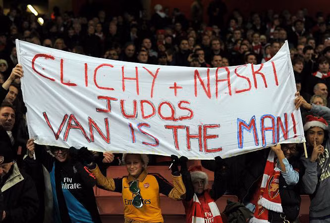 Trên khán đài, các gooner dành cho Nasri và Clichy thái độ tiếp đón đầy thù hằn cùng tấm banner này.