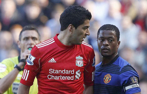 Cảnh đấu khẩu giữa Suarez và Evra trên sân.