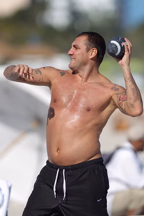 Cựu tiền đạo Christian Vieri tới biển Miami vui chơi cùng hai cô đào bốc lửa Aída Yéspica và Claudia Galanti.