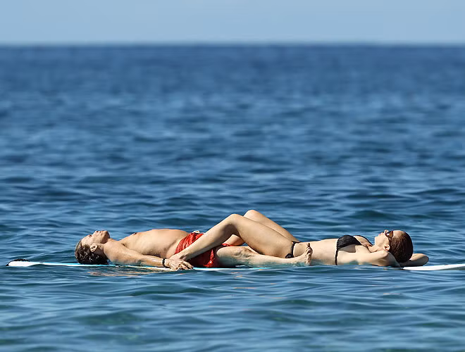 Steven Tyler, ca sĩ huyền thoại của ban nhạc Aerosmith, tới Hawaii vui vẻ cùng bạn gái, người mẫu Erin Brady.