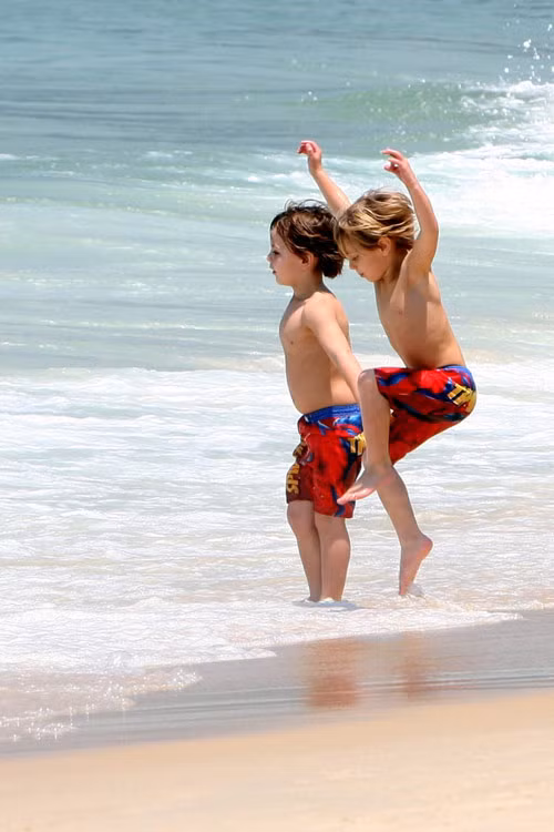 Hai con của Britney Spears và Kevin Federline, Sean Preston Federline và Jayden James Federline được ông nội cho tới bãi biển Rio de Janeiro để hóng gió.