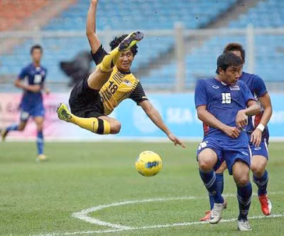 Tiền đạo Syahrul tung người móc bóng trong trận đấu với U23 Thái Lan. Tiền đạo Syahrul tung người móc bóng trong trận đấu với U23 Thái Lan.