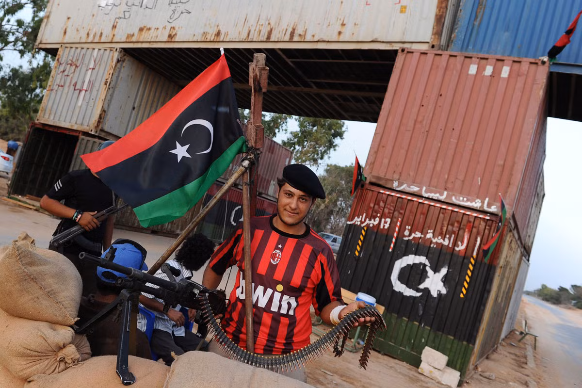 Phía trước anh chàng Milanista này lại là một CĐV của… Chelsea.