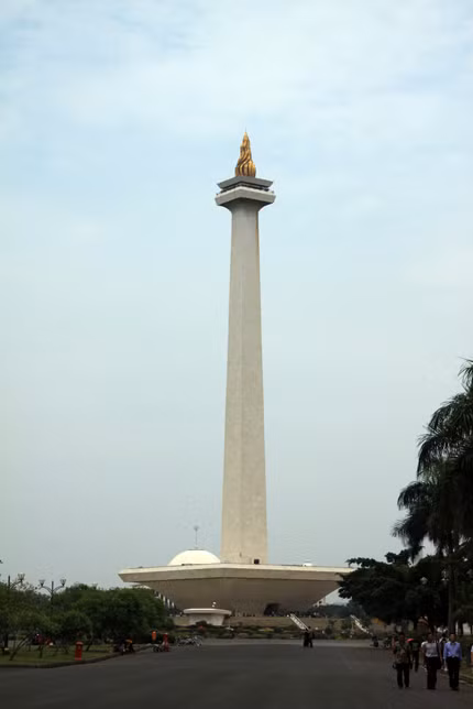 Monas tọa lạc trên Quảng trường độc lập Merdeka, là công trình được xây dựng theo yêu cầu của Tổng thống Sukarno. Nó được khởi công vào tháng 5/1961, chính thức mở cửa đón khách vào 12/7/1975. Monas tọa lạc trên Quảng trường độc lập Merdeka, là công trình được xây dựng theo yêu cầu của Tổng thống Sukarno. Nó được khởi công vào tháng 5/1961, chính thức mở cửa đón khách vào 12/7/1975.