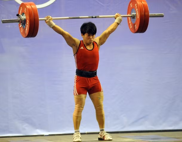 Trần Lê Quốc Toàn thi đấu xuất sắc ở nội dung cử giật. Anh dẫn đầu điểm số nội dung này với 125 điểm. Jadi Setiaoi, ứng cử viên số 1, chỉ đạt mức tạ 124kg.