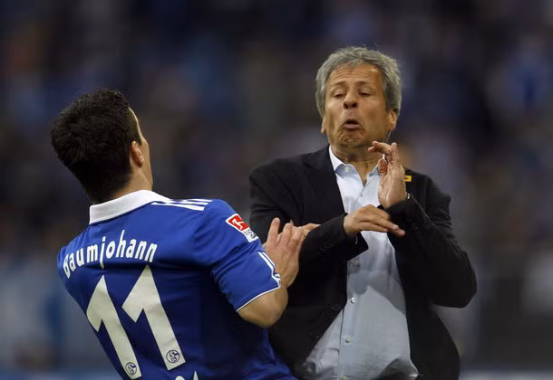 Baumjohann ham bóng và không quan sát nên nhảy vào người Lucien Favre đang đứng bên đường piste. Baumjohann ham bóng và không quan sát nên nhảy vào người Lucien Favre đang đứng bên đường piste.