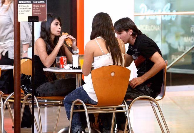 Messi, Antonella đi chơi cùng một người bạn.