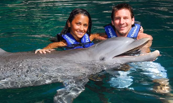 Antonella và Messi vui chơi trong bể cá heo.